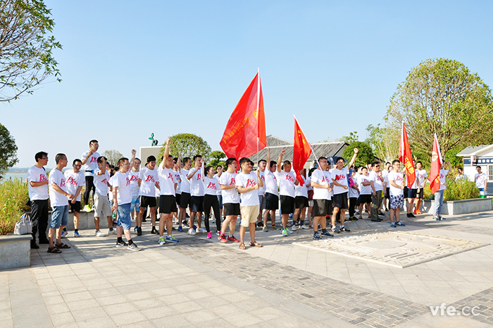 湖南yw永旺快投网电气全体员工汇聚在松雅湖湿地公园零点界碑处
